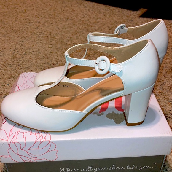 white pumps size 9